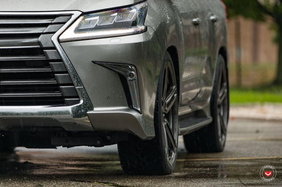 Детали экстерьера Lexus LX570 on Vossen Wheels (HC-1) 2017 года  (фото 29 из 43)